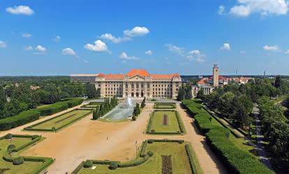 Oktatási létesítmény - A Debreceni Egyetem főépülete