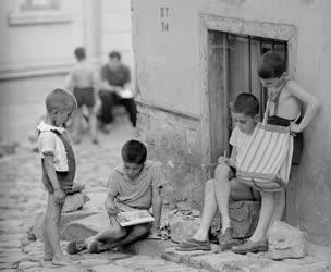 Életkép - Bulgária - Plovdivi utcán rajzoló gyerekek