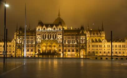 Épület - Budapest - A Parlament esti kivilágításban