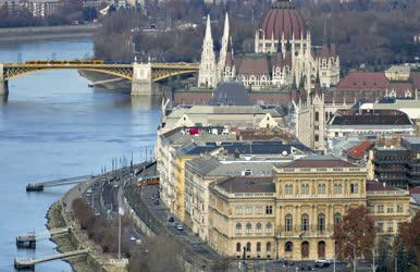 Városkép - Budapest - Az MTA épülete a Duna-parton