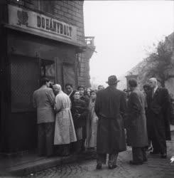 Ötvenhat emléke - Sorbanállók egy dohánybolt előtt