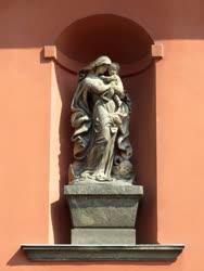 Köztéri szobor - Budapest - Barokk Madonna a Várban