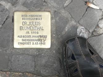 Berlin - Dr. Julius Blumenthal emlékét őrző réztábla