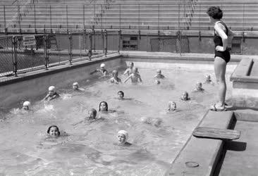Oktatás - Nyári úszótanfolyam úttörőknek