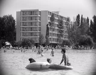 Szabadidő - Fürdőzők Siófokon a Balatonban