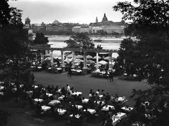 Képek Budapest műemlék városnegyedéből - az Ifjúsági Park