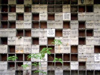 Kegyelet - Budapest - Régi urnafülkék a Farkasréti temetőben