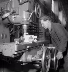 Ipar - Újítók és élmunkások a Weiss Manfréd-gyárban
