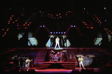 Kultúra - Könnyűzene - Queen-koncert a Népstadionban