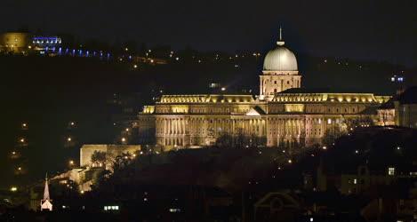 Épület - Budapest - A Budai Várpalota esti kivilágításban
