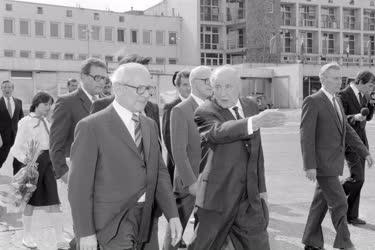 Külkapcsolat - Erich Honecker elutazása Budapestről 