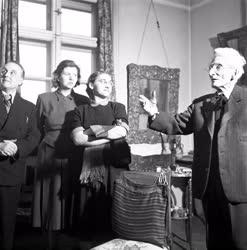 Szovjet vendégek Glatz Oszkár festőművész műtermében