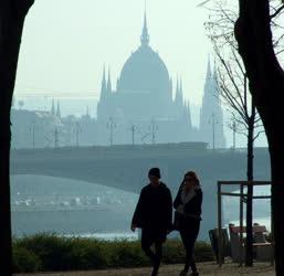 Időjárás - Budapest - Párás időben a Margit híd és a Parlament