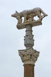 Műalkotás - Siena - Farkasszobor a Piazza del Duomo téren