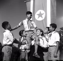 Történelem - Koreai úttörők a fegyverszünet aláírásáról értesülnek 