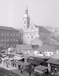 Városkép - A Bécsi út az újlaki templommal