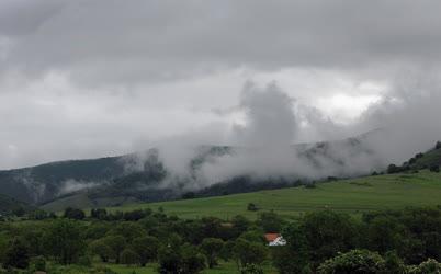 Tájkép - Torockó - A felhőjárta Székelykő 