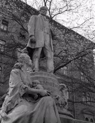 Kultúra - Városkép - Semmelweis Ignác-szobor