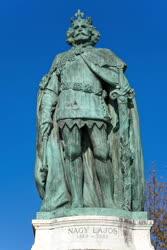 Emlékmű - Műalkotás - Nagy Lajos király szobra