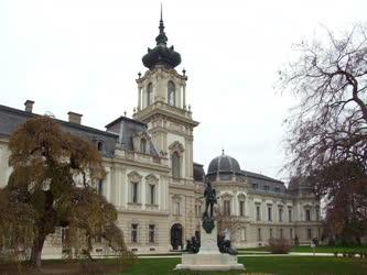 Műalkotás - Keszthely - Festetics György szobra a kastélyparkban