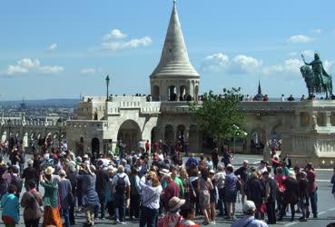 Idegenforgalom - Budapest - Külföldi látogatók a Halászbástyánál