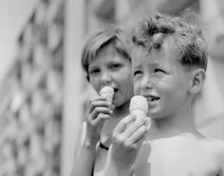 Életkép - Fagylaltozó gyerekek