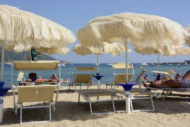 Életkép - Marina di Campo - Turisták a strandon