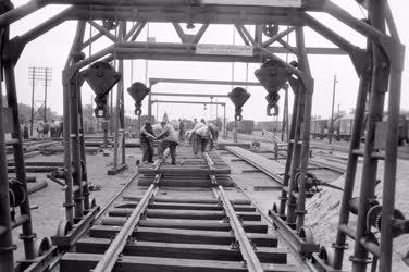 Ipar - Közlekedés - Vasúti pálya felújításán 