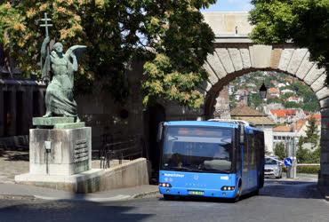 Közlekedés - Budapest - Környezetkímélő autóbusz a Várban