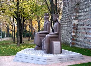 Köztéri szobor - Budapest - Jagelló és Hedvig szobra a várfalnál