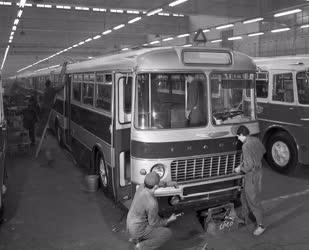 Járműipar - Csuklós buszok az IKARUS Gyárból