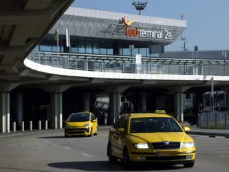 Közlekedés - Budapest - Taxik a Liszt Ferenc Repülőtérnél