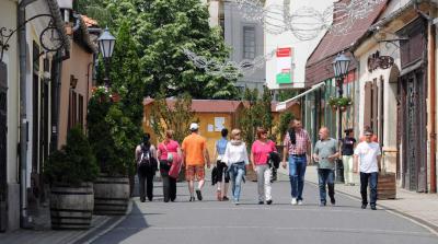 Idegenforgalom - Tokaj - Turisták a Rákóczi utcában