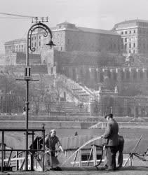 Városkép - Budapest - Hajótakarítás a Duna-parton