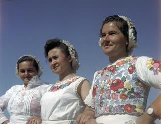 Folklór - Kalocsai népviselet Drágszélen