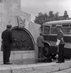 Baleset - Autóbusz rohant a budapesti, belvárosi Szovjet hősi emlékműbe