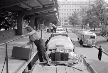 Városkép-életkép - Az Engels téri buszpályaudvaron