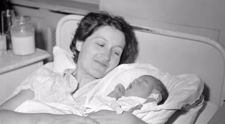 Család - Az 1958-as év első budapesti újszülöttje