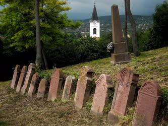 Kegyelet - Alsóörs - Védett régi sírkövek