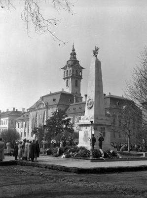 Ünnep - Koszorúzás április 4-én Szegeden