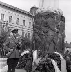 Koszorúzás - Szovjet hősi emlékmű Makón