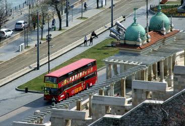 Idegenforgalom - Budapest - Turistabusz a Várkert Bazárnál