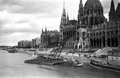 Történelem - Kiemelik a Szabolcs teherhajót a Parlament előtt Duna szakaszon