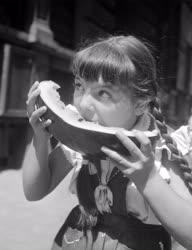 Budapesti képek - Dinnyét evő kislány