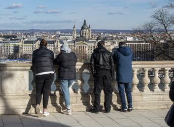 Idegenforgalom - Budapest - Turisták a Budai Várnál