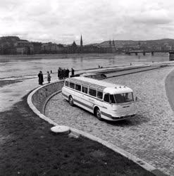 Közlekedés - Új típusú IKARUS autóbusz Budapesten