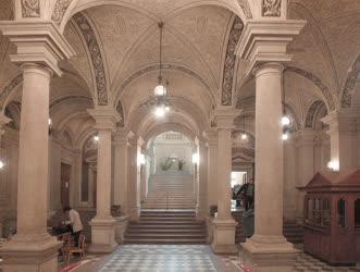 Középület - Budapest - Az Egyetemi Könyvtár főbejárata