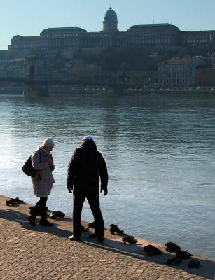 Idegenforgalom - Budapest - Külföldi turisták a holokauszt emlékműnél