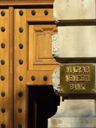 Pénzintézet - Budapest - A  Magyar Nemzeti Bank bejárata