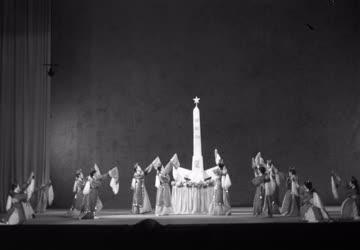 Kultúra - A Koreai Néphadsereg Ének- és Táncegyüttese az Operában